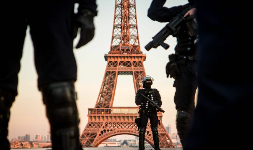 Cercueils sous la tour Eiffel : « Témoin assisté », ce statut, pas si avantageux, assigné aux trois suspects